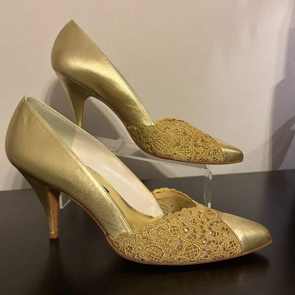 Womens STUART WEITZMAN Sz 7 Gold Leather w/ Metallic Lace Heels Shoes - Picture 1 of 8